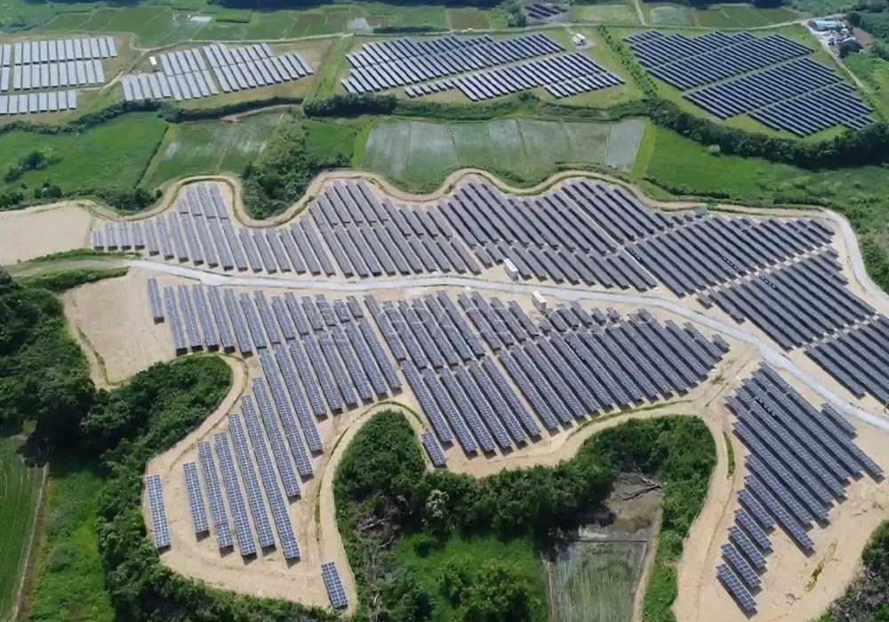 Dual-use agricultural solar ground mounting system with photovoltaic arrays integrated into farmland ecosystem