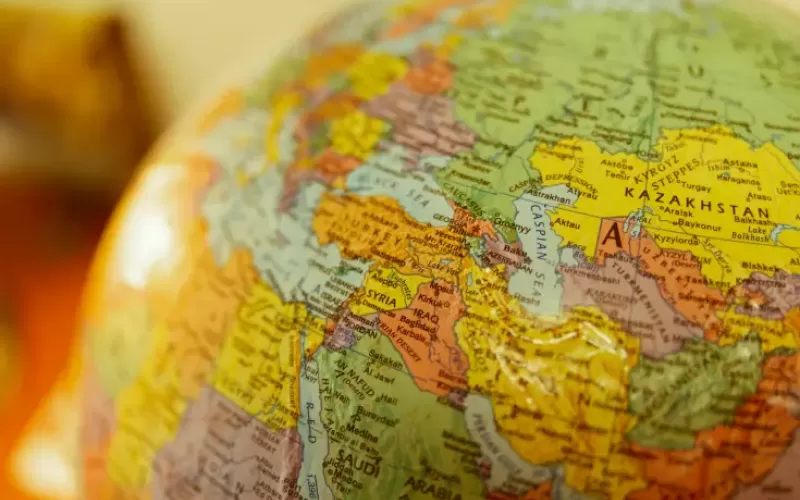 Globo terrestre con sistema GS-Light Tracker en fábrica inteligente 110,000m², implementando 48GW+ con soluciones EPC basadas en IA