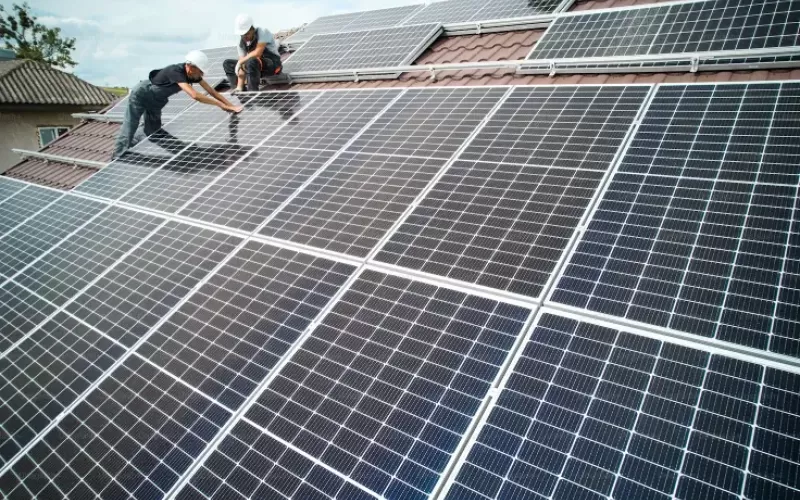Ingenieros inspeccionando estructura solar GS-Smart Ground Mount con análisis de fiabilidad certificada para 48GW+ en 100+ países