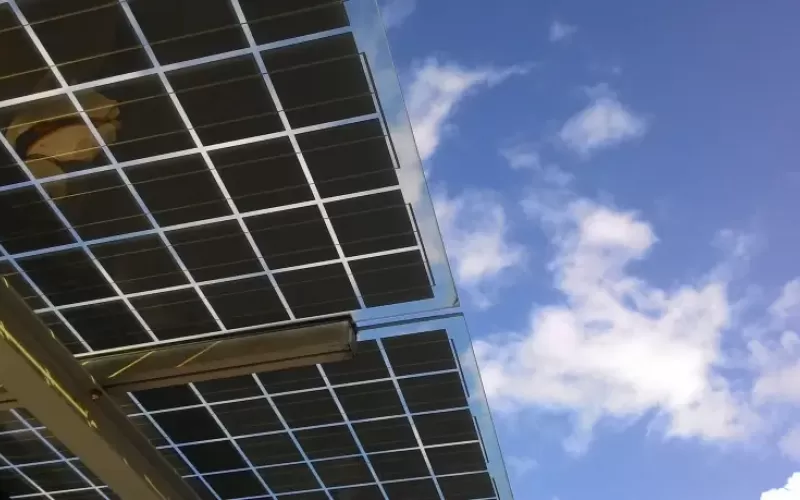 Estructura solar resistente a tifones 60 m/s certificada TÜV (DIN EN 1991), aleación de aluminio UL 2703 & JIS con garantía anticorrosión 25 años, validada en planta solar australiana 650MW y proyecto Okinawa 120MW con vientos extremos
