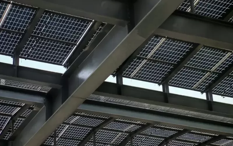 Estructura base solar anti-tifones 60 m/s certificada TÜV (DIN EN 1991), aleaciones de aluminio UL 2703 & JIS con garantía anticorrosión 25 años, validado en planta solar australiana de 650MW