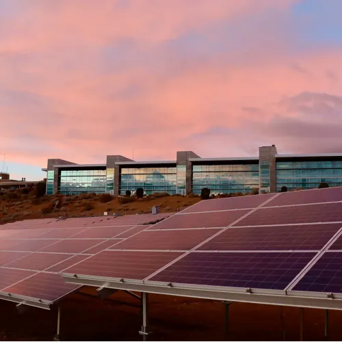 Solution solaire pour zones industrielles: modules configurables + IA