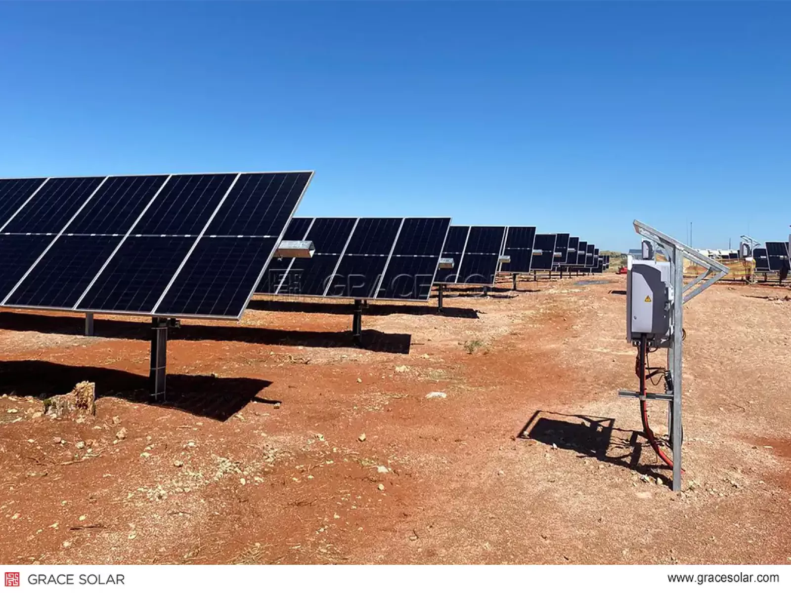 Équipe ajustant les panneaux sur site