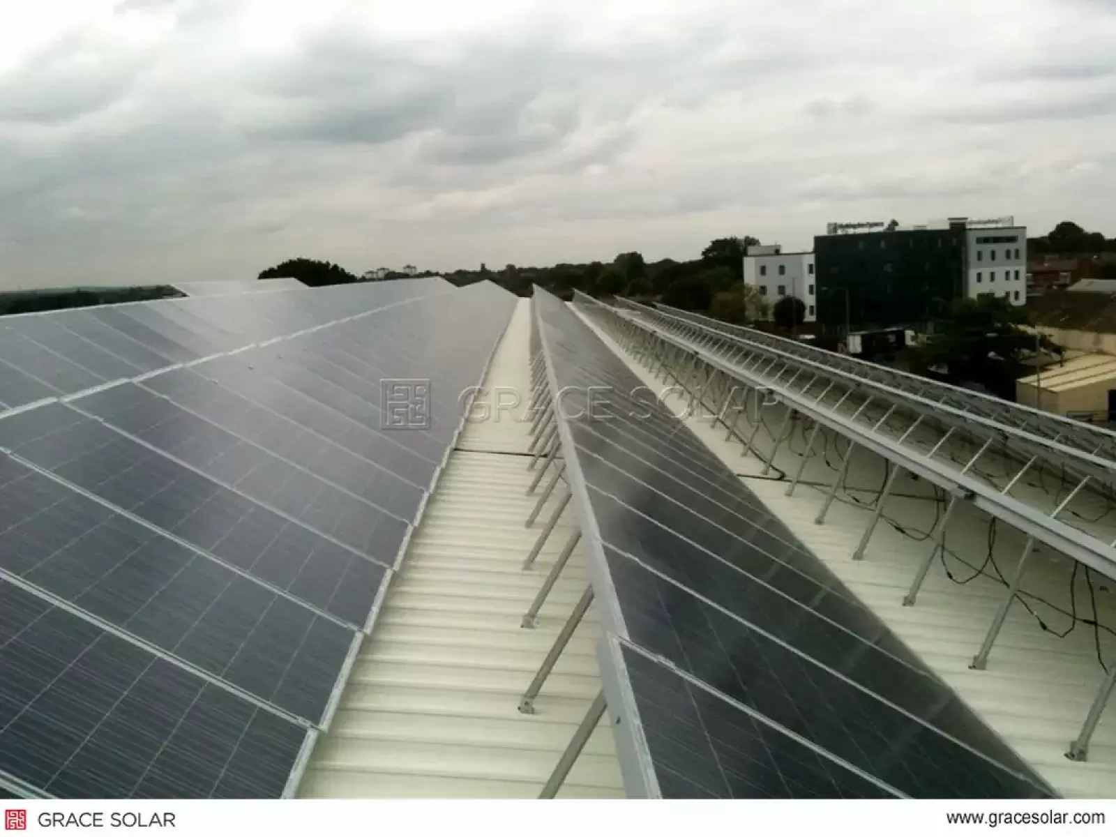تركيب نظام تتبع الطاقة الشمسية الأرضي من Grace Solar في المملكة المتحدة