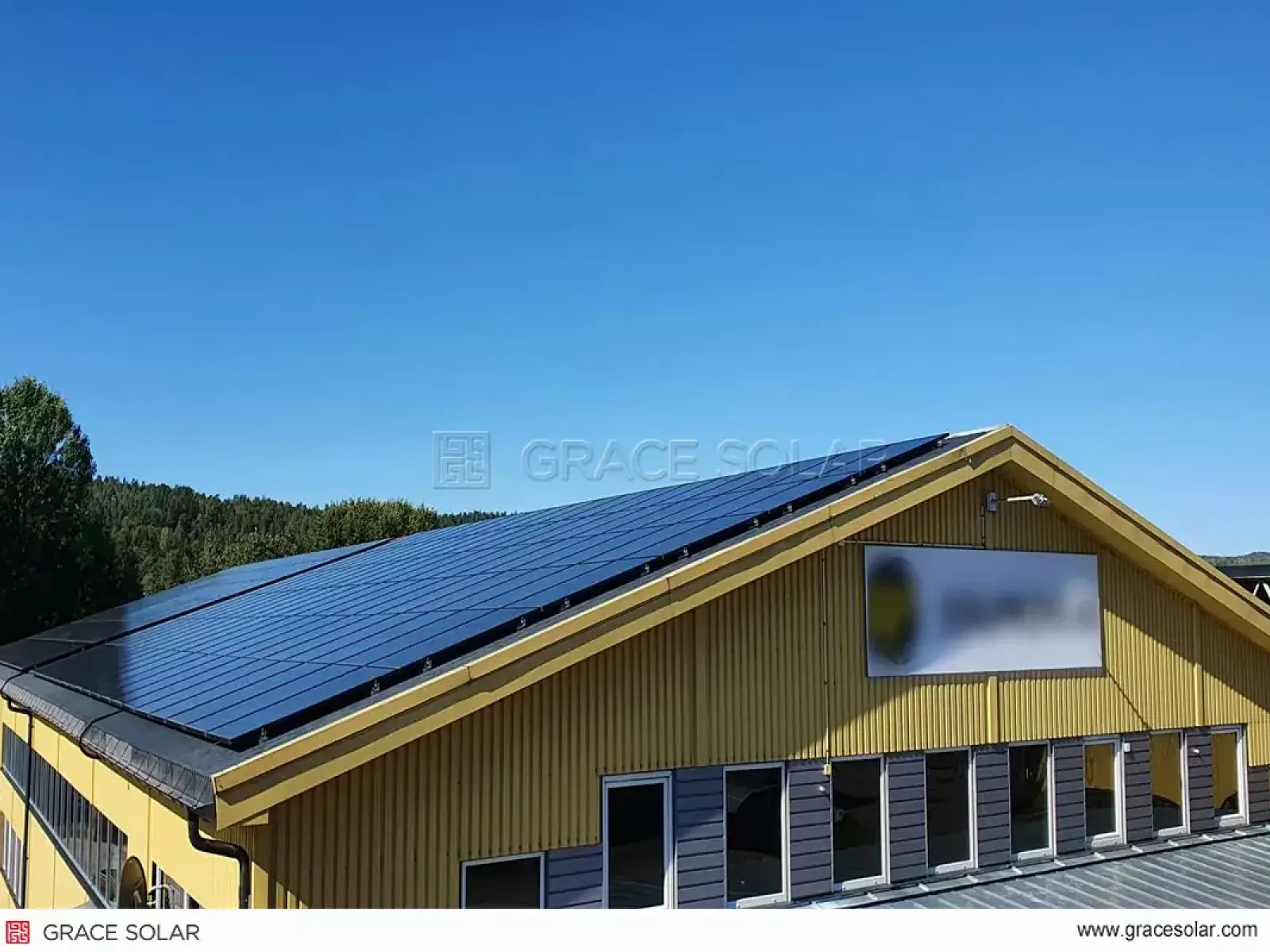 Intégration harmonieuse sur toit commercial