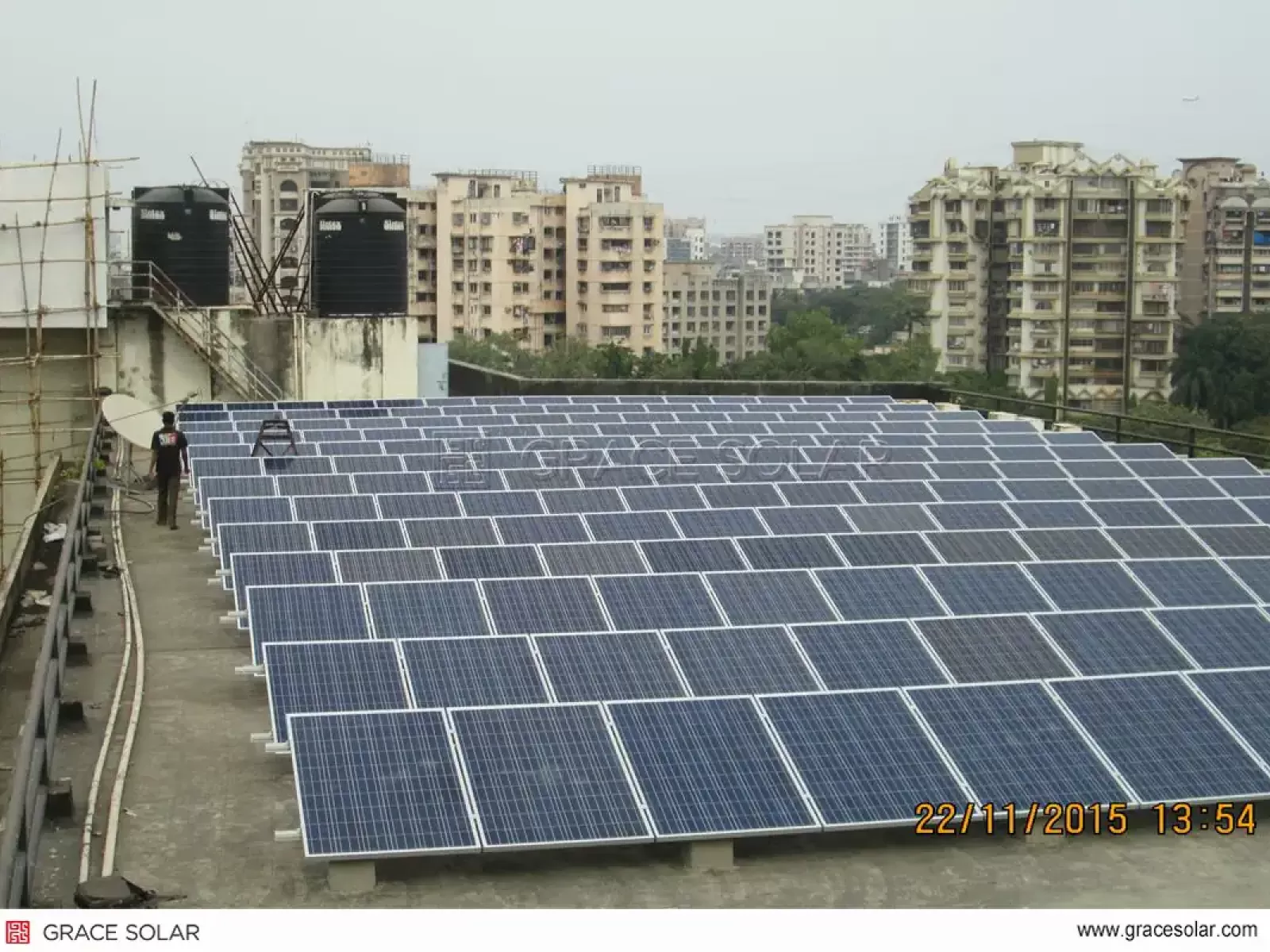 Système NT Tripod sur toit industriel indien