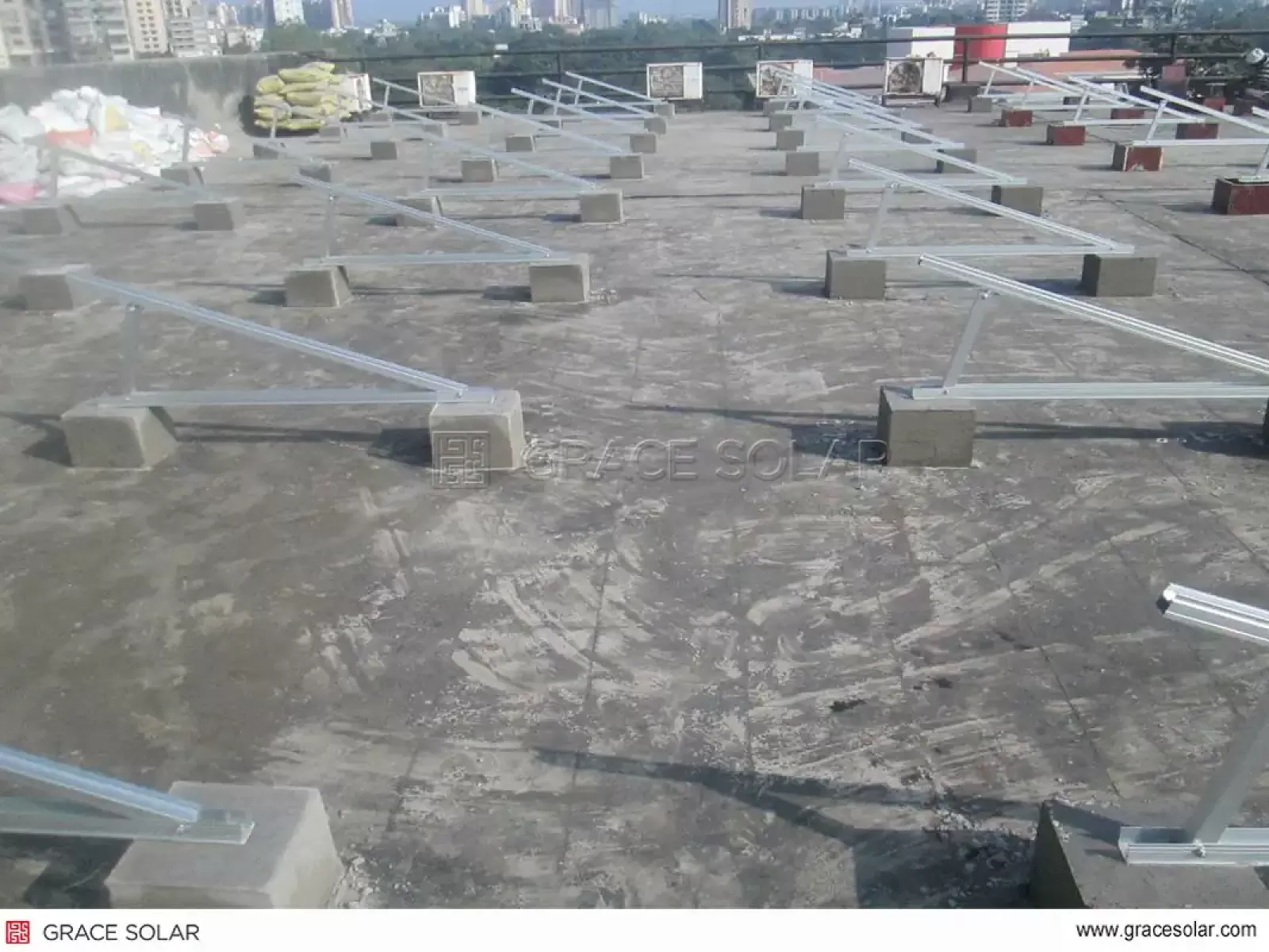 Technicien installant des rails résistants à la corrosion