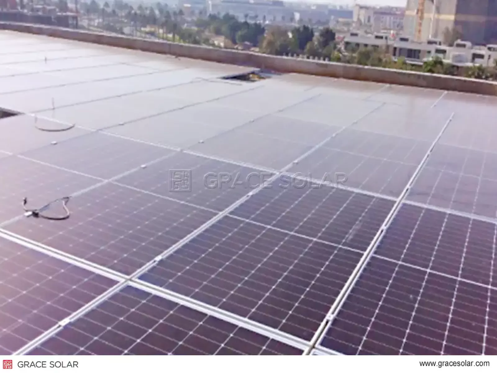 Techniciens Grace Solar installant le système GS-BAPV