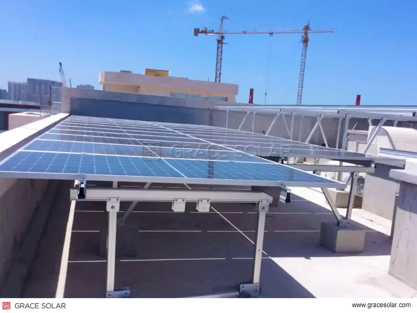 Panneaux PV inclinables intégrés à la structure du toit