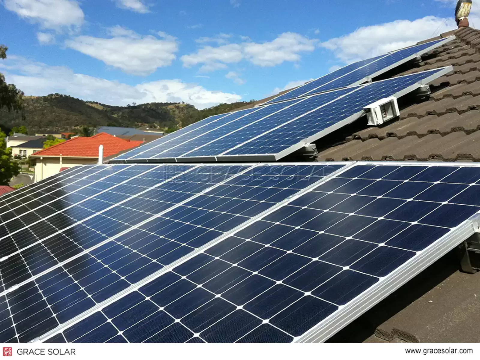 Système de Montage Solaire pour Toit Grace Solar Installé en Zone Résidentielle Australienne