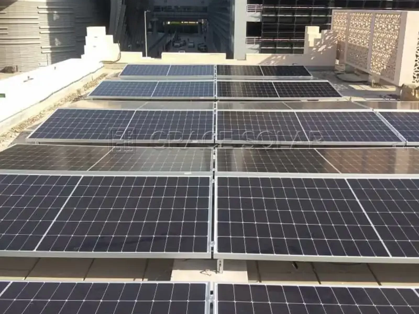 ​Durable Solar Array on Dubai Rooftops: Wind & Heat-Resistant Design