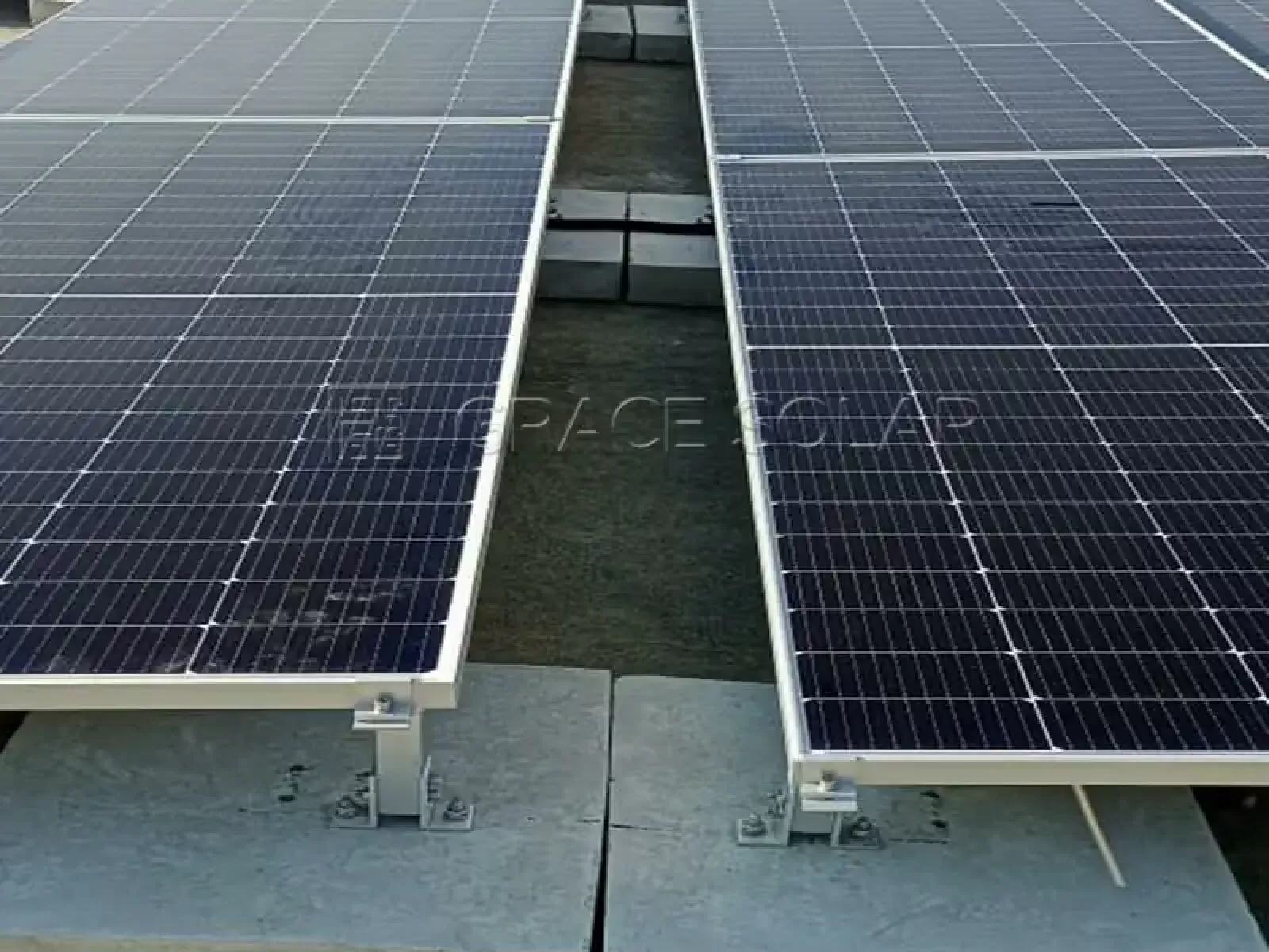 ​Durable Solar Array on Dubai Rooftops: Wind & Heat-Resistant Design