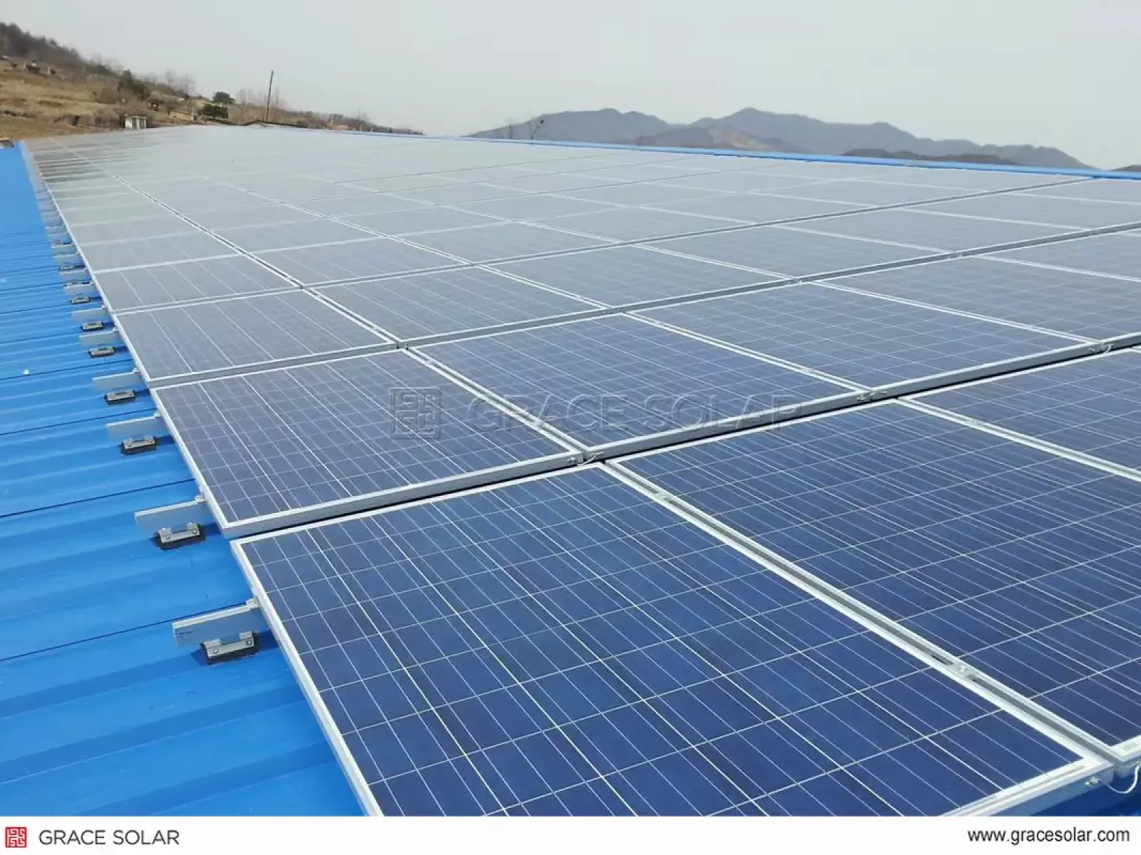 Vue panoramique du champ solaire 100KW sur toit industriel coréen