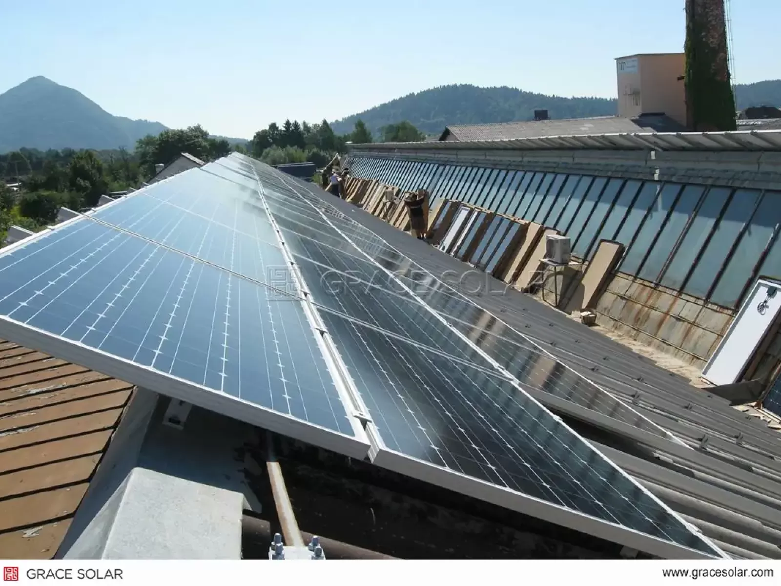 ​​Système de Montage Solaire Grace Solar sur Toiture Acier Laqué (Slovénie 30KW)​​