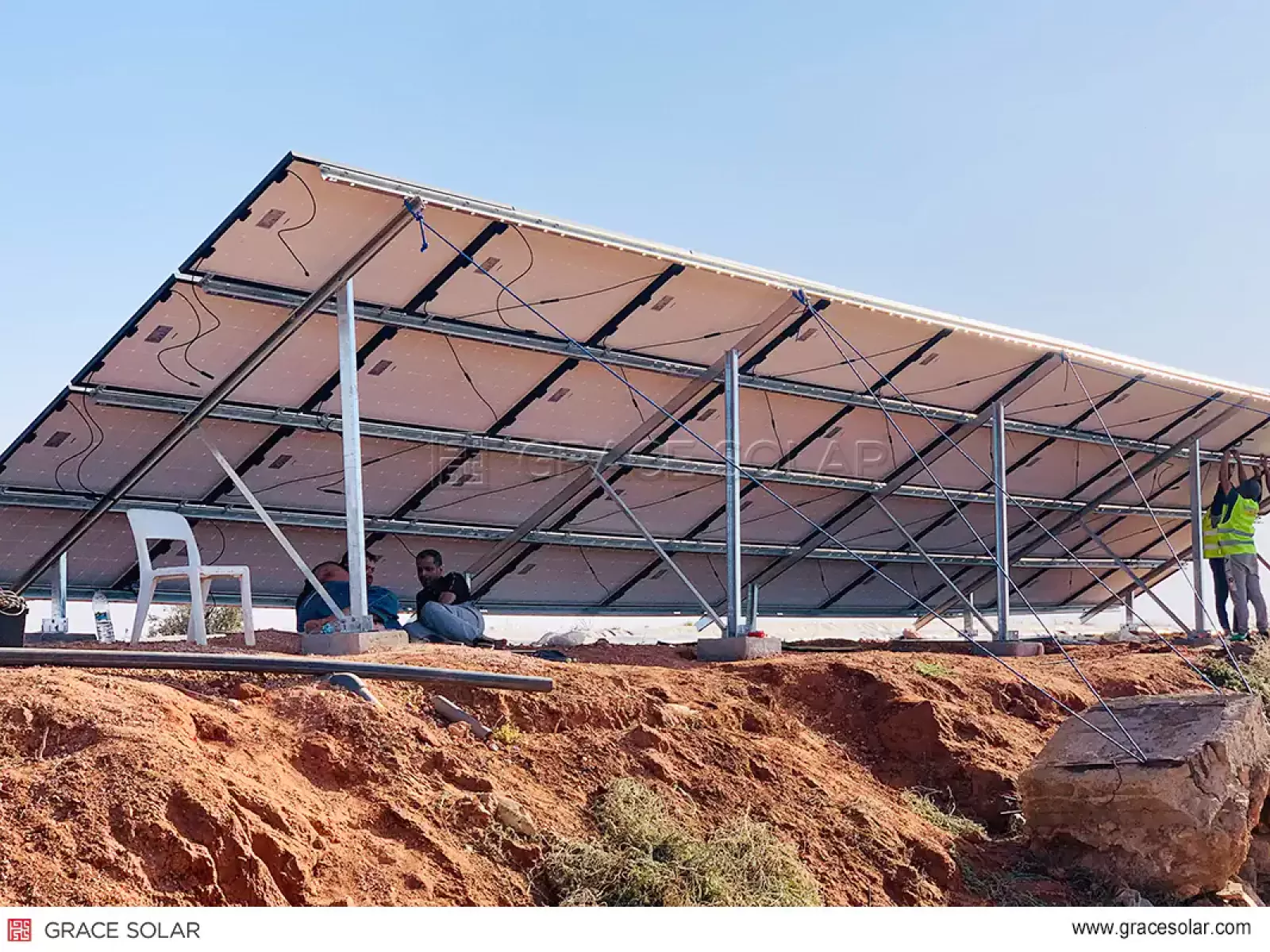 Système de suivi en acier carbone de Grace Solar dans le désert marocain