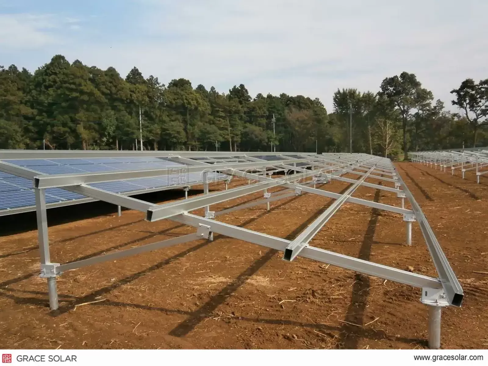 نظرة عامة على تركيب نظام تتبع الطاقة الشمسية الأرضي سعة 990 كيلوواط من Grace Solar في الأراضي الزراعية الفلبينية