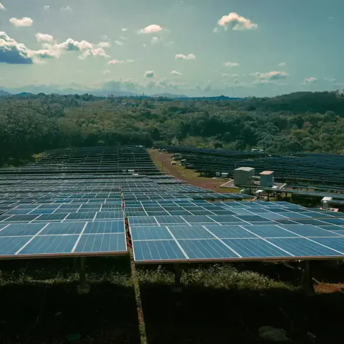 Suiveur solaire intelligent en montagne: pentes de 20%, IA +6% de rendement