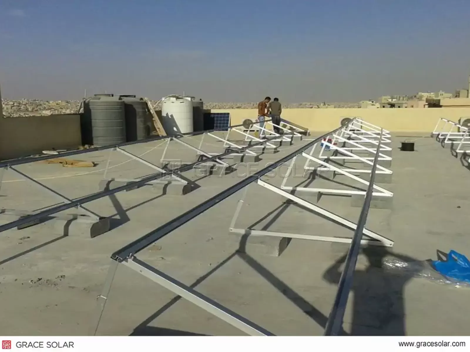 Tomada aérea: Cobertura PV total no telhado