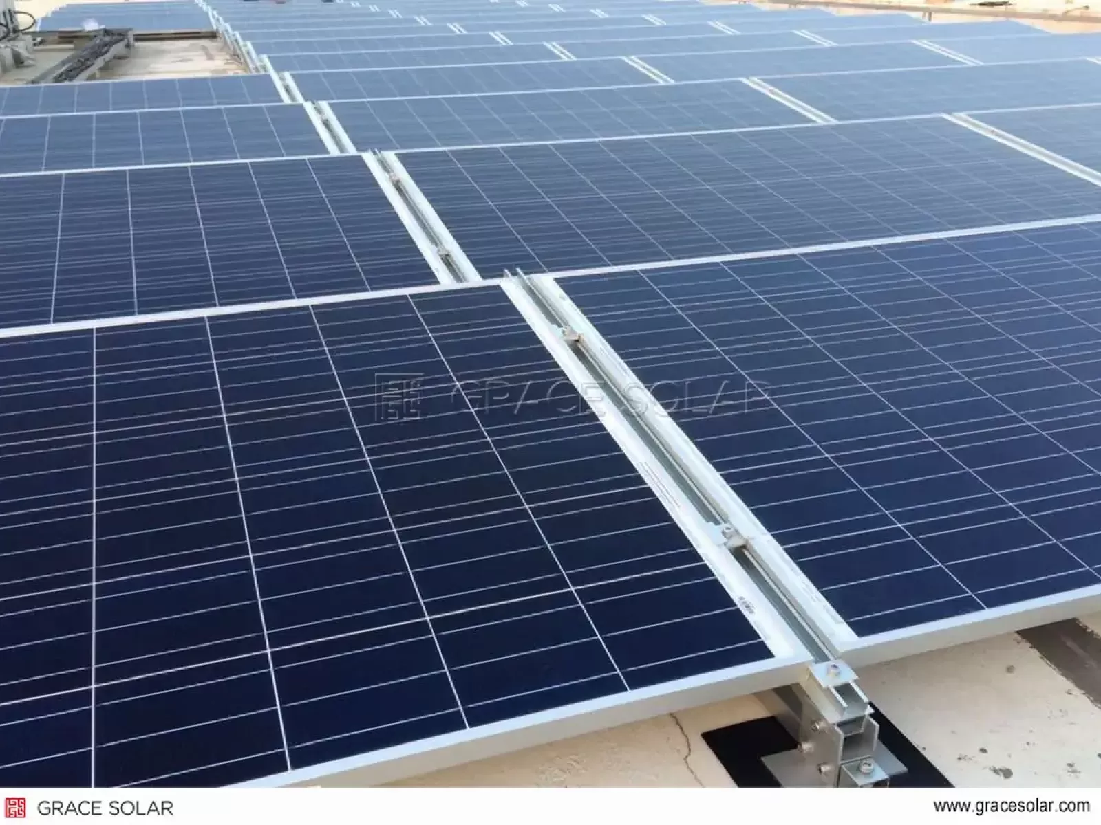 Close: Sistema de montagem trípode com lastro de concreto