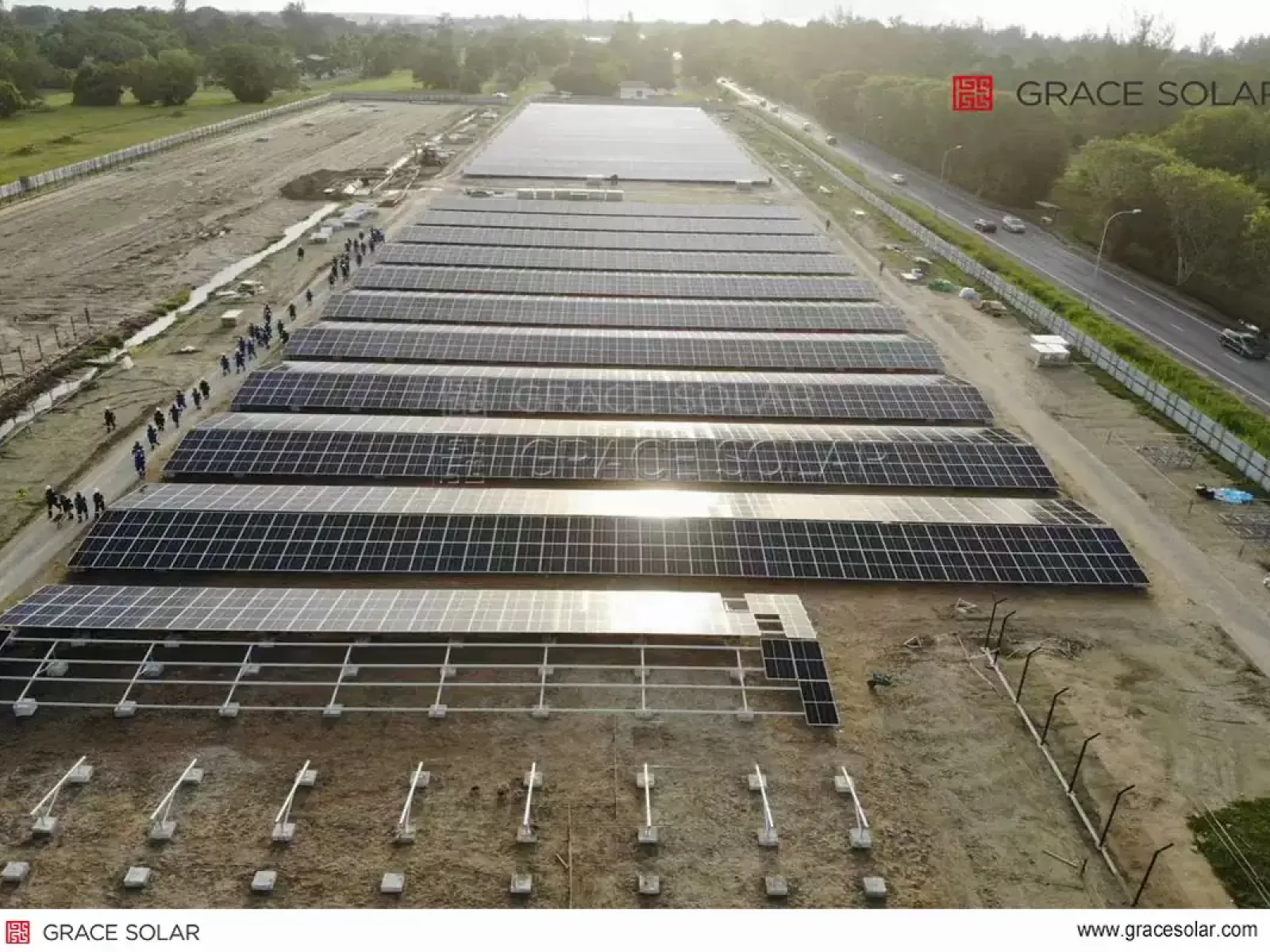 Matriz de Rastreador Duplo Eixo da Grace Solar em Brunei (Montagem no Solo 3MW)