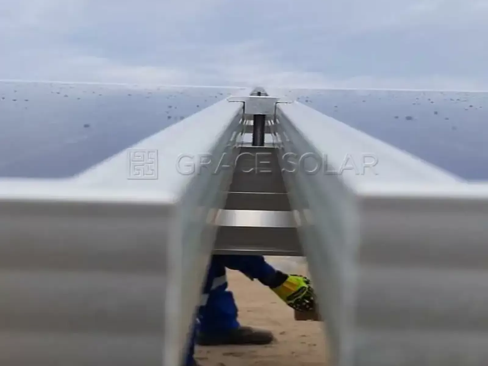 نظام تعقب شمسي متكيف مع المناخ الاستوائي من جراس سولار