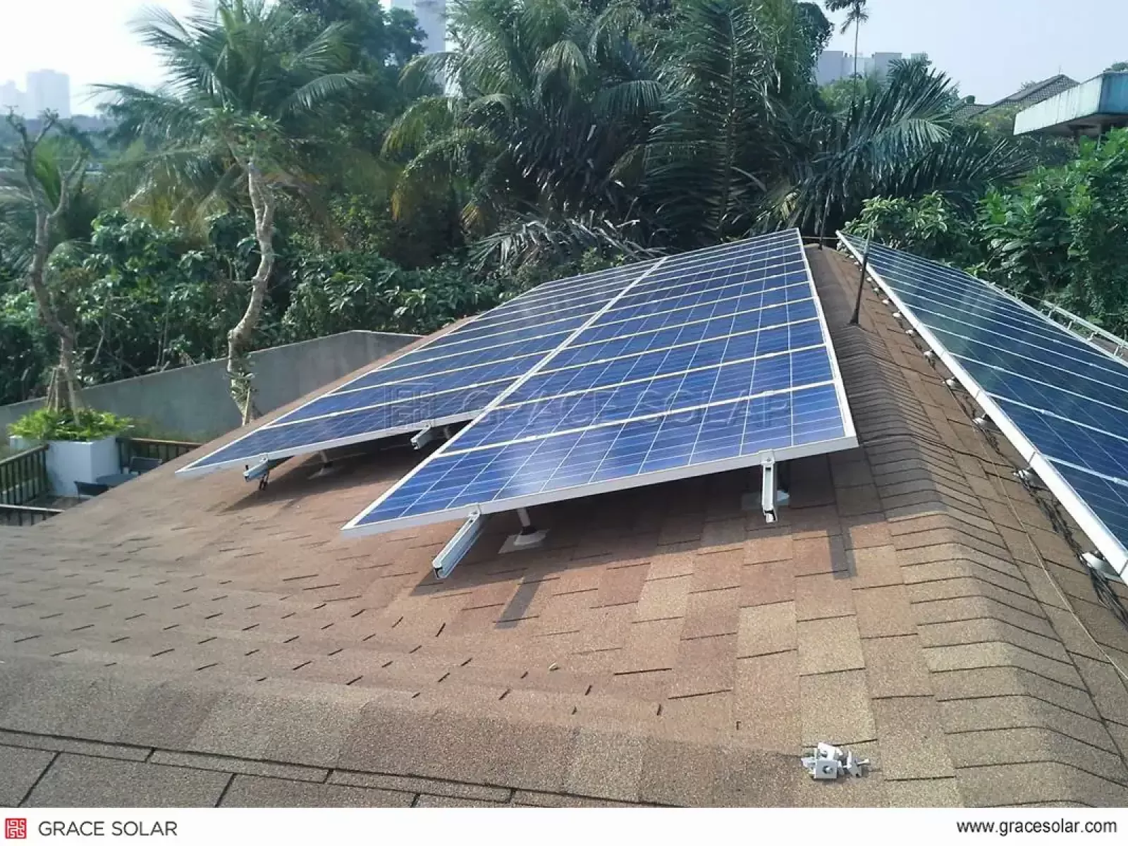 Montage ballasté sur toit plat indonésien