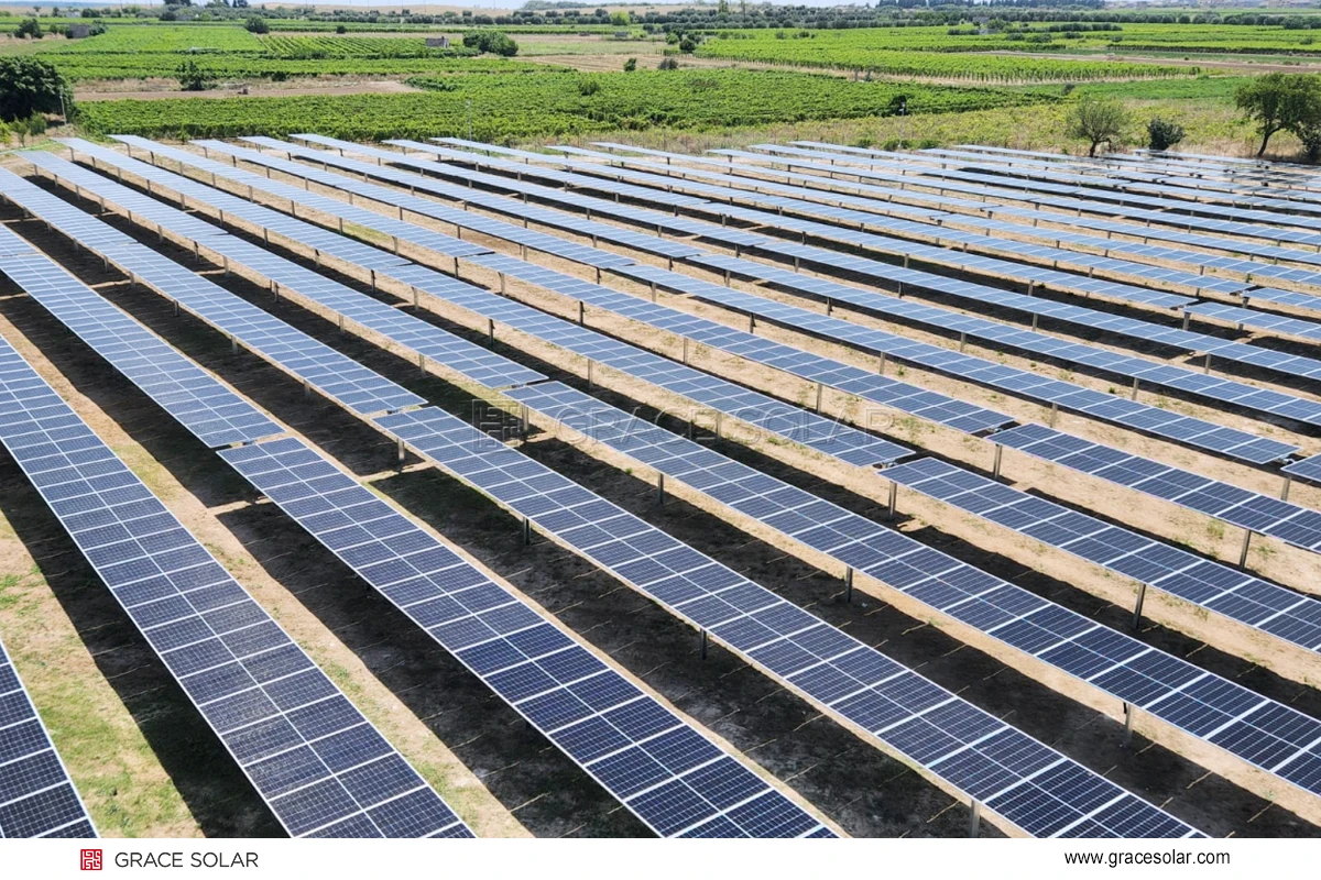 Installation du système de montage au sol à grande échelle GraceSolar dans une ferme solaire